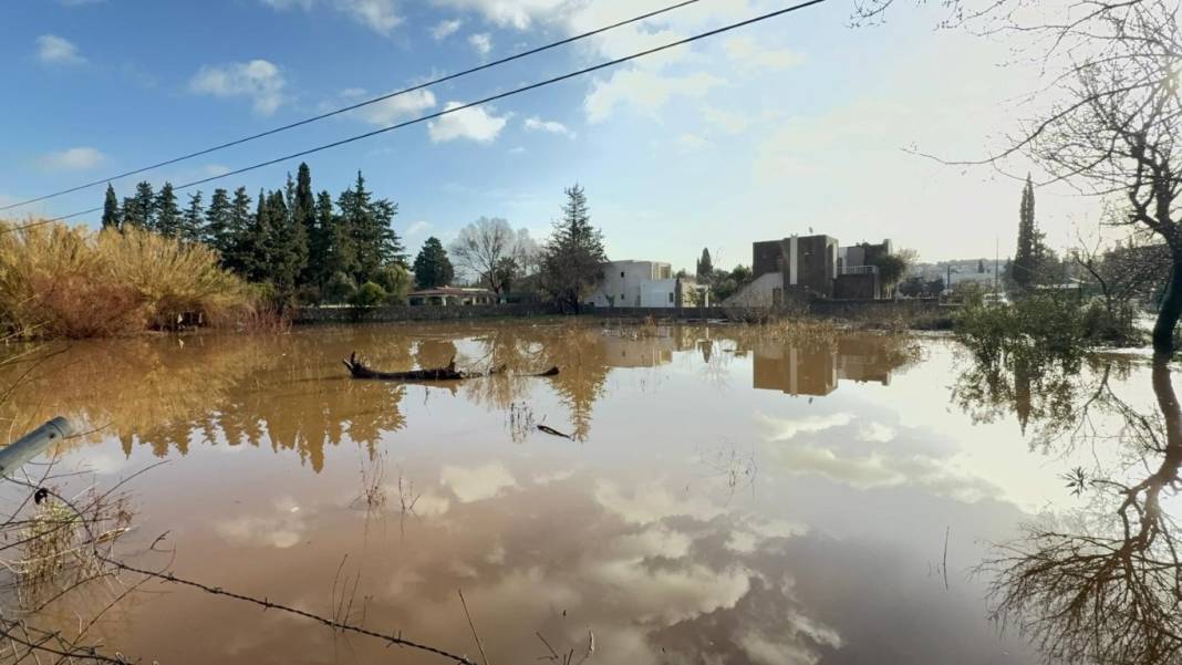 Gece saatlerinde başladı, sağanak yağış sele dönüştü! Sabahın ilk ışıklarıyla selin verdiği hasar ortaya çıktı 13
